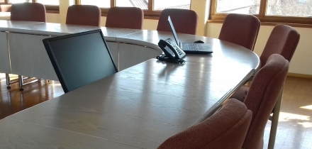 Ausschnitt des Sitzungssaals mit leeren Stühlen